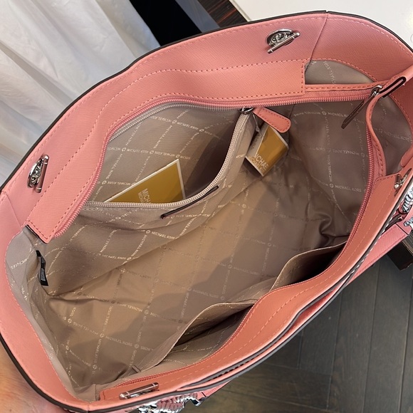 MICHAEL KORS
Jet Set Large X Chain Saffiano Leather Shoulder Tote HandBag
NWT - Picture 10 of 16